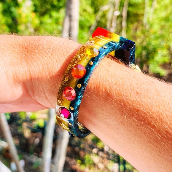 Gucci Vintage Web Resin Rainbow Cuff Watch NWT - Picture 12 of 16